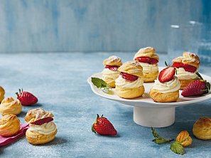 Minivětrníky se šlehačkou a jahodami