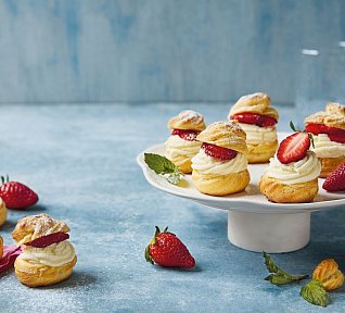 Minivětrníky se šlehačkou a jahodami