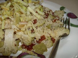 Bulgur s květákem, sušenými rajčaty a lněným semínkem Bulgur s květákem, sušenými rajčaty a lněným semínkem