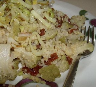 Bulgur s květákem, sušenými rajčaty a lněným semínkem