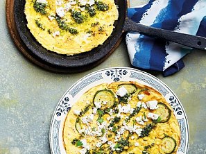 Omeleta s cuketami, kozím sýrem a petrželovým pestem