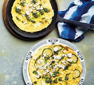 Omeleta s cuketami, kozím sýrem a petrželovým pestem