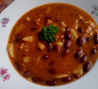 Fazolová polévka se slaninou