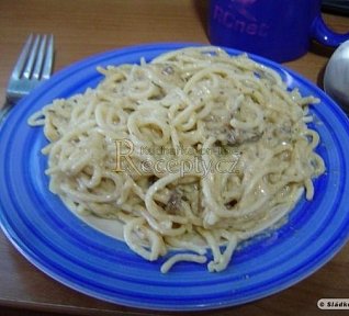 Špagety s houbami a sýrovou omáčkou
