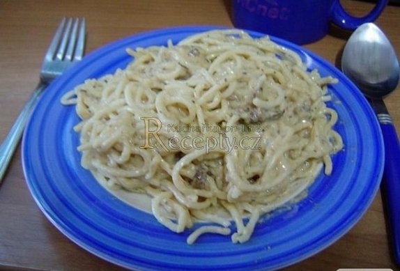 Špagety s houbami a sýrovou omáčkou