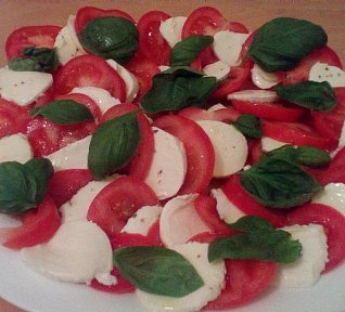 Salát z mozzarelly a rajčat