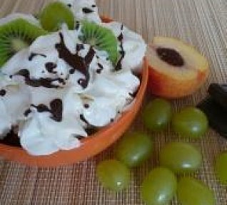 Ovocný pohár s nanukovým dortem