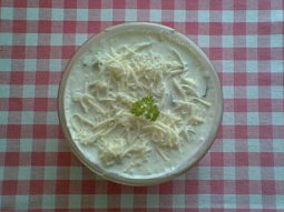 Okurkový salát s jogurtem a balkánským sýrem