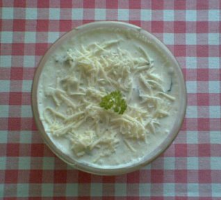 Okurkový salát s jogurtem a balkánským sýrem