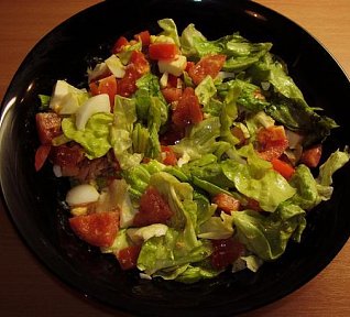 Hlávkový salát s mozzarellou a tuňákem