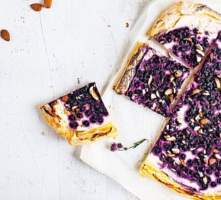 Jednoduchý ricottový koláč s borůvkami