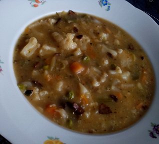 Květáková polévka se zeleninou a houbami