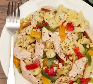 Těstovinový salát s kuřecím masem