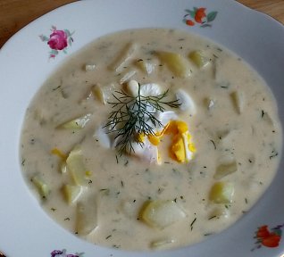 Patizonová polévka s koprem a zakysankou