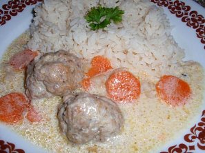 Masové kuličky se zeleninou ve smetanové omáčce