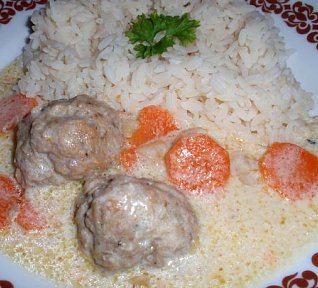 Masové kuličky se zeleninou ve smetanové omáčce