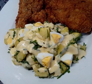 Bramborový salát s vejci a medvědím česnekem