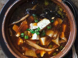 Veganská ostrokyselá polévka