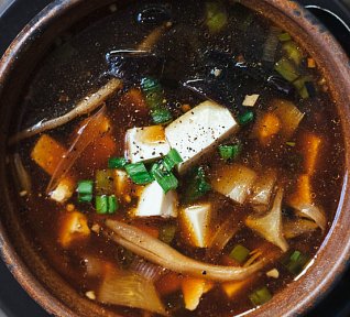 Veganská ostrokyselá polévka