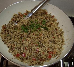 Kuskus s čočkou, paprikou a sušenými rajčaty