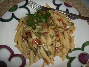 Těstoviny s artyčoky a rajčaty