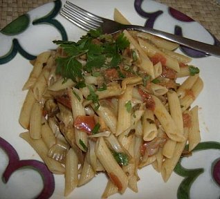 Těstoviny s artyčoky a rajčaty