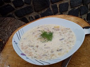 Bílá polévka z hlívy a fazolí