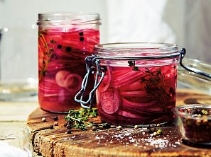 Nakládaná červená cibule