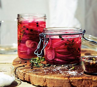 Nakládaná červená cibule