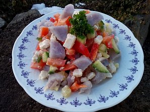 Bramborový salát se zeleninou a bílým sýrem