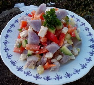 Bramborový salát se zeleninou a bílým sýrem