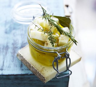 Naložený kořeněný ovčí sýr