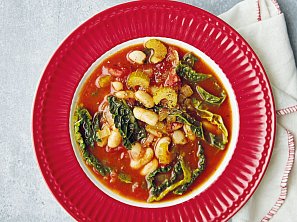 Fazolová polévka s rajčaty a kapustou