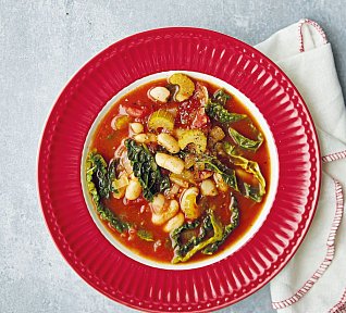 Fazolová polévka s rajčaty a kapustou