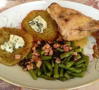 Králík na jalovci s bramboráčky