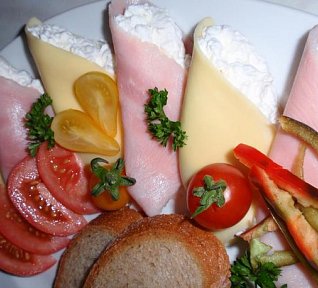 Sýr a šunka s křenovou smetanou