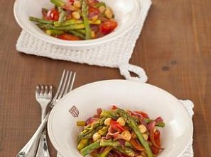 Soté ze zeleného chřestu a cizrny