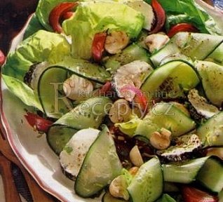 Okurkový salát s kozím sýrem