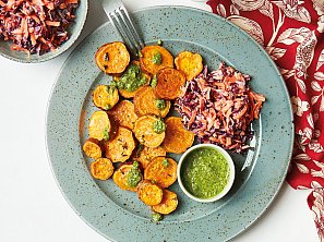 Pečené batáty se zelným salátem a pestem