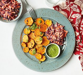 Pečené batáty se zelným salátem a pestem