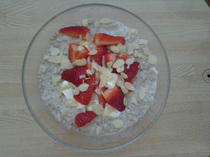 Pohanka se zakysanou smetanou, jahodami a mandlemi