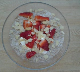 Pohanka se zakysanou smetanou, jahodami a mandlemi