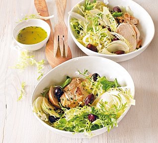 Salát frisée s fenyklem a kuřetem