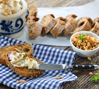 Škvarková pomazánka s kmínovými tvarůžky