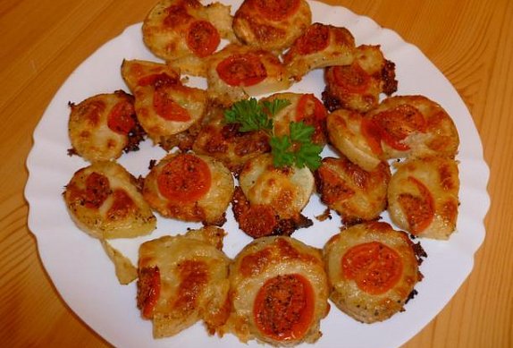 Zapečené brambory s mozzarellou a rajčaty