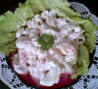 Těstovinový salát s celerem a krabími tyčinkami