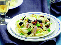 Těstoviny s tuňákem a sušenými rajčaty