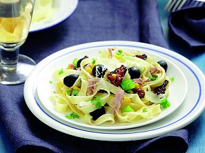 Těstoviny s tuňákem a sušenými rajčaty