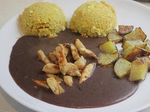 Jáhly s opečeným bramborem a fazolovou omáčkou