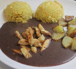 Jáhly s opečeným bramborem a fazolovou omáčkou